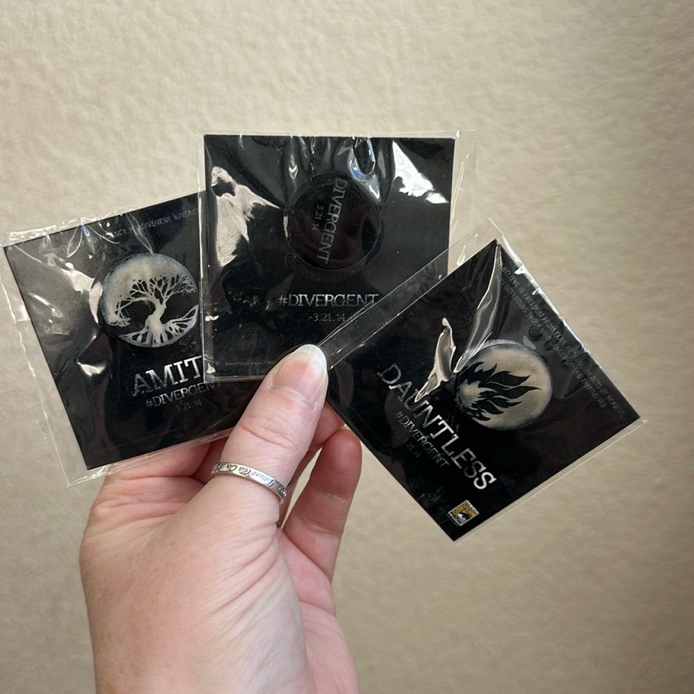 SDCC DIVERGENT set of 3 pin NEW